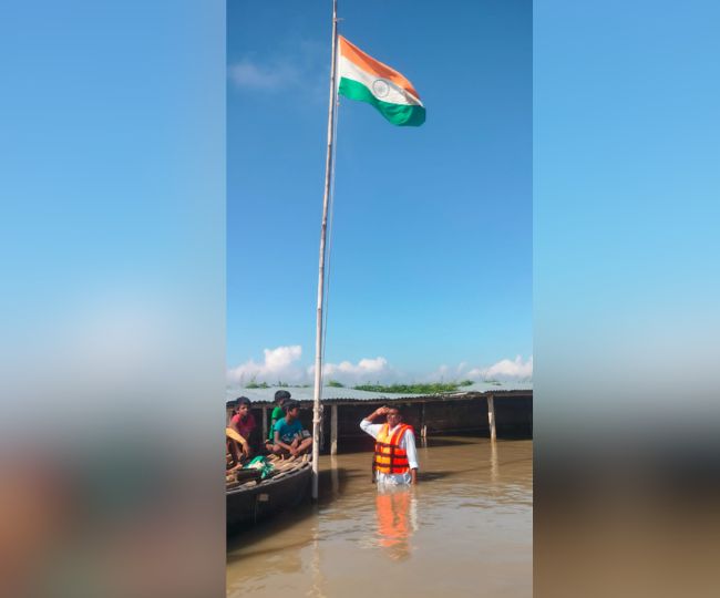 बाढ़ के बीच स्कूल में फहराया गया तिरंगा